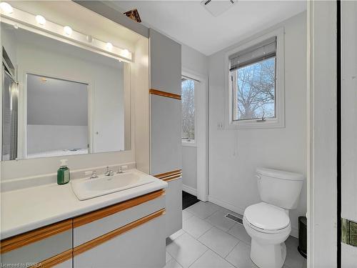 205 Dufferin Avenue, Brantford, ON - Indoor Photo Showing Bathroom