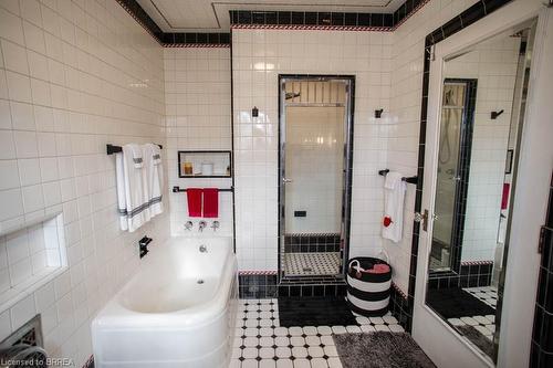124 Norfolk Street S, Simcoe, ON - Indoor Photo Showing Bathroom