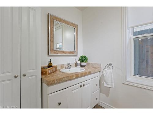 47 Burlington Street, Harrisburg, ON - Indoor Photo Showing Bathroom