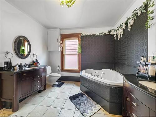 86 Colborne Street S, Simcoe, ON - Indoor Photo Showing Bathroom