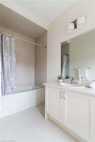 11 Stauffer Road, Brantford, ON - Indoor Photo Showing Bathroom