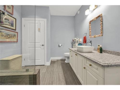 17-60 Dufferin Avenue, Brantford, ON - Indoor Photo Showing Bathroom