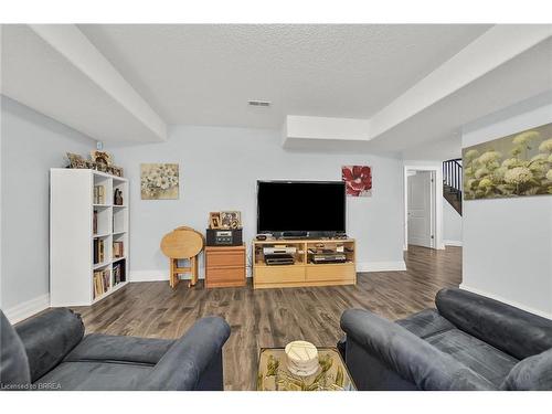 17-60 Dufferin Avenue, Brantford, ON - Indoor Photo Showing Living Room