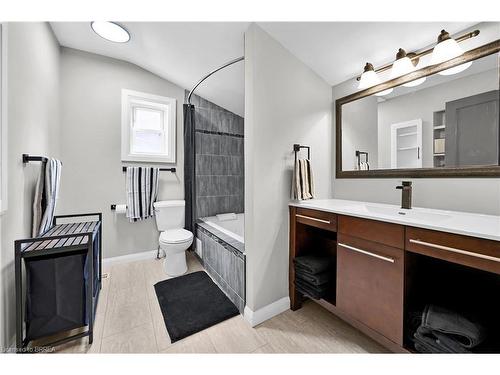 83 Victoria Street, Brantford, ON - Indoor Photo Showing Bathroom