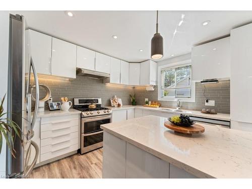 231 Parkside Drive, Waterdown, ON - Indoor Photo Showing Kitchen With Upgraded Kitchen