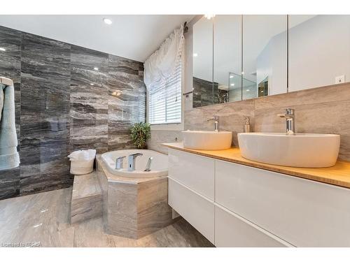 231 Parkside Drive, Waterdown, ON - Indoor Photo Showing Bathroom