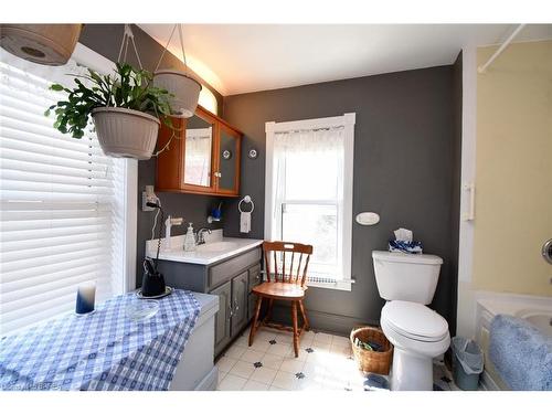36 Banfield Street, Paris, ON - Indoor Photo Showing Bathroom