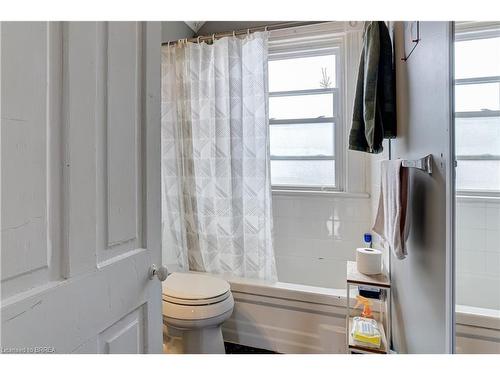 121 Clarence Street, Brantford, ON - Indoor Photo Showing Bathroom