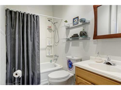 121 Clarence Street, Brantford, ON - Indoor Photo Showing Bathroom