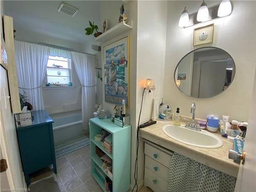 45 Wood Street, Brantford, ON - Indoor Photo Showing Bathroom