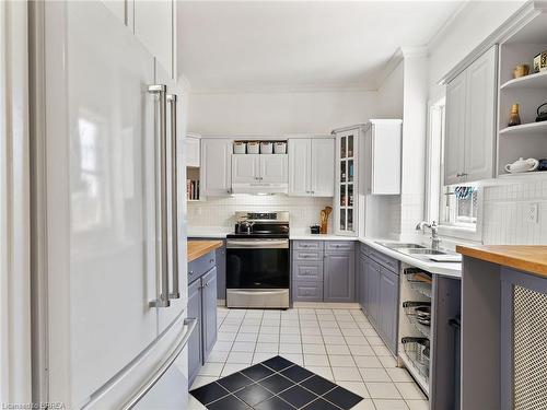 10 Banfield Street, Paris, ON - Indoor Photo Showing Kitchen With Upgraded Kitchen
