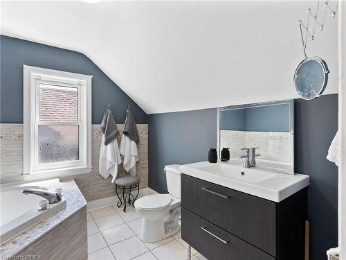 10 Banfield Street, Paris, ON - Indoor Photo Showing Bathroom