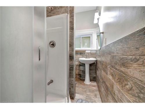 109 St Paul Avenue, Brantford, ON - Indoor Photo Showing Bathroom