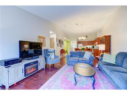 19-54 Garden Avenue, Brantford, ON - Indoor Photo Showing Living Room