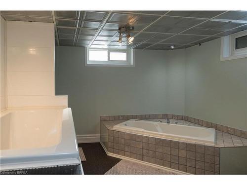 818 Cambridge Street, Woodstock, ON - Indoor Photo Showing Bathroom