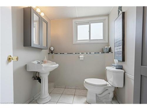 32 Irish Line, Cayuga, ON - Indoor Photo Showing Bathroom