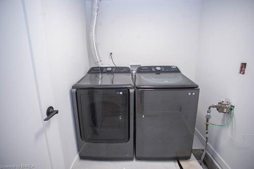 33 Buckingham Street, Brantford, ON - Indoor Photo Showing Laundry Room