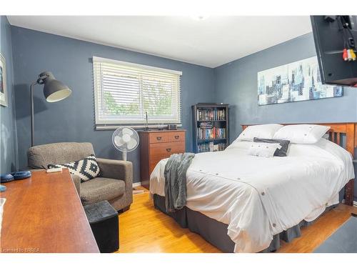 64 Brier Park Road, Brantford, ON - Indoor Photo Showing Bedroom