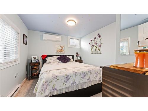 28 Lake Road, Selkirk, ON - Indoor Photo Showing Bedroom