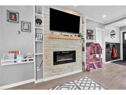 19 East 31St Street, Hamilton, ON - Indoor Photo Showing Living Room With Fireplace