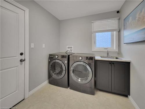 42 Livingston Drive, Tillsonburg, ON - Indoor Photo Showing Laundry Room