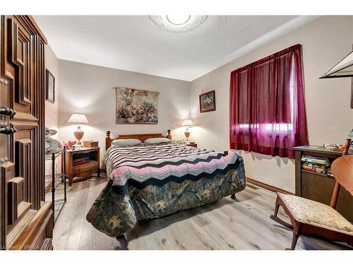 16 Broadview Drive, Burford, ON - Indoor Photo Showing Bedroom