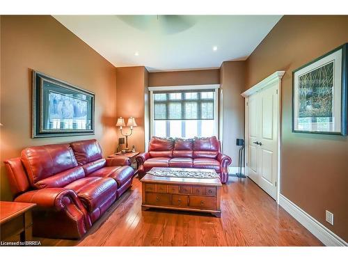 92 Pleasant Ridge Road, Brantford, ON - Indoor Photo Showing Living Room