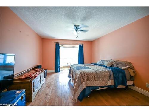 92 Pleasant Ridge Road, Brantford, ON - Indoor Photo Showing Bedroom