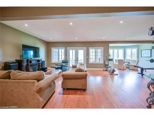 92 Pleasant Ridge Road, Brantford, ON - Indoor Photo Showing Living Room