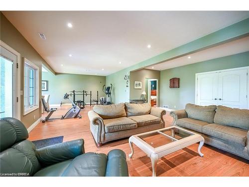 92 Pleasant Ridge Road, Brantford, ON - Indoor Photo Showing Living Room