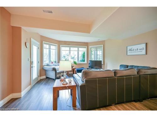 92 Pleasant Ridge Road, Brantford, ON - Indoor Photo Showing Living Room