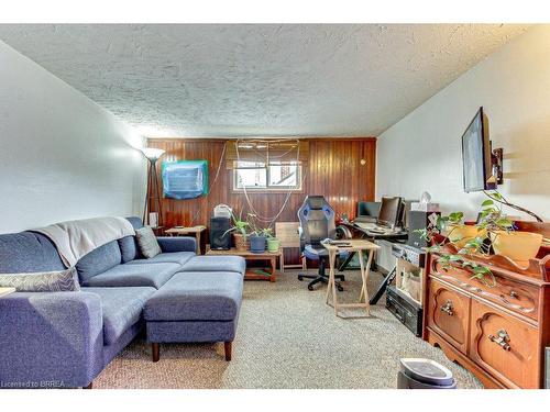 570 Henry Street, Woodstock, ON - Indoor Photo Showing Living Room