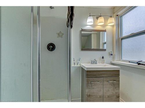 570 Henry Street, Woodstock, ON - Indoor Photo Showing Bathroom