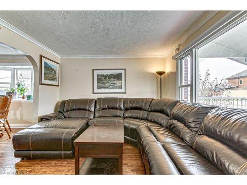 570 Henry Street, Woodstock, ON - Indoor Photo Showing Living Room