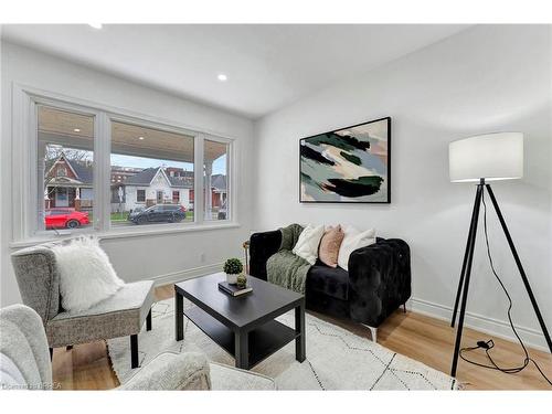 149 Dundas Street, Brantford, ON - Indoor Photo Showing Living Room