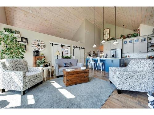 470 Lakeshore Road, Selkirk, ON - Indoor Photo Showing Living Room