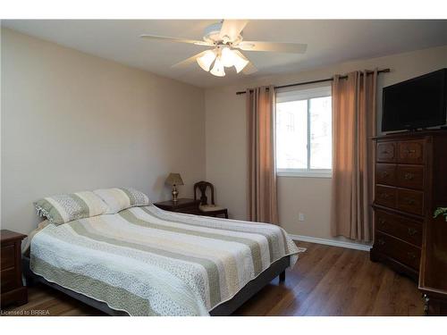 15-146 North Park Street, Brantford, ON - Indoor Photo Showing Bedroom