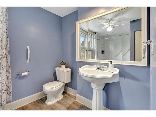 83 Park Avenue, Cambridge, ON - Indoor Photo Showing Bathroom