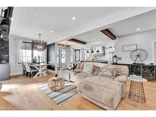 33 Cedar Drive, Turkey Point, ON - Indoor Photo Showing Living Room