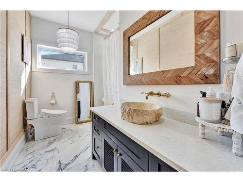 33 Cedar Drive, Turkey Point, ON - Indoor Photo Showing Bathroom