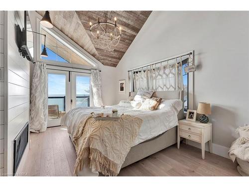 33 Cedar Drive, Turkey Point, ON - Indoor Photo Showing Bedroom