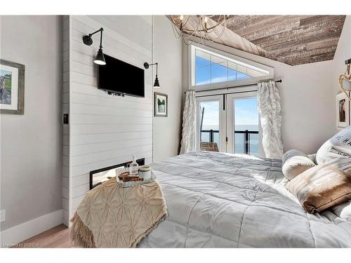 33 Cedar Drive, Turkey Point, ON - Indoor Photo Showing Bedroom