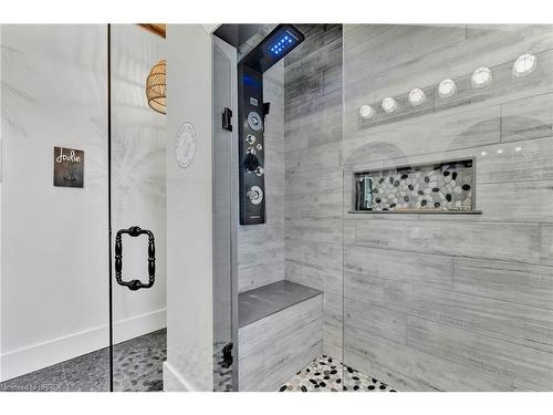 33 Cedar Drive, Turkey Point, ON - Indoor Photo Showing Bathroom