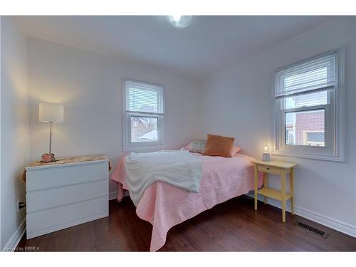 38 Abigail Avenue, Brantford, ON - Indoor Photo Showing Bedroom