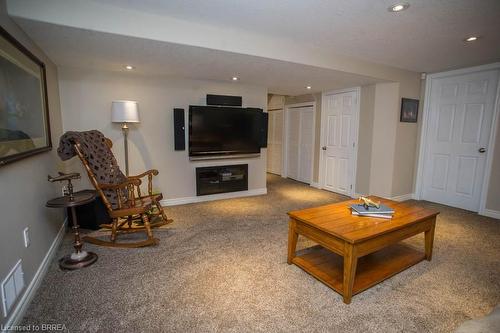 15 Pinto Court, Brantford, ON - Indoor Photo Showing Living Room