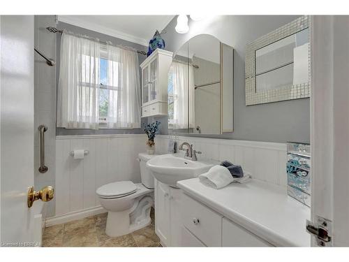 73 Franklin Street, Brantford, ON - Indoor Photo Showing Bathroom