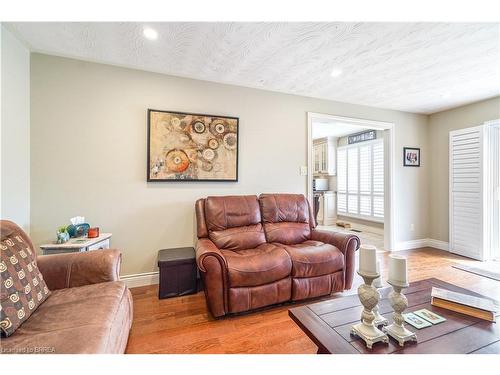 38 Royal Oak Drive, Brantford, ON - Indoor Photo Showing Living Room