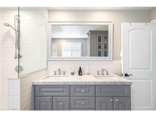 38 Royal Oak Drive, Brantford, ON - Indoor Photo Showing Bathroom