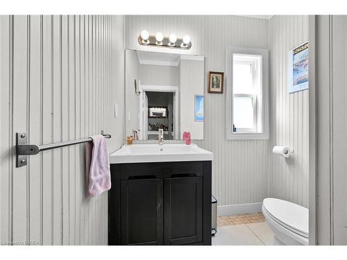 40 Locke Street S, Hamilton, ON - Indoor Photo Showing Bathroom