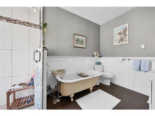 40 Locke Street S, Hamilton, ON - Indoor Photo Showing Bathroom